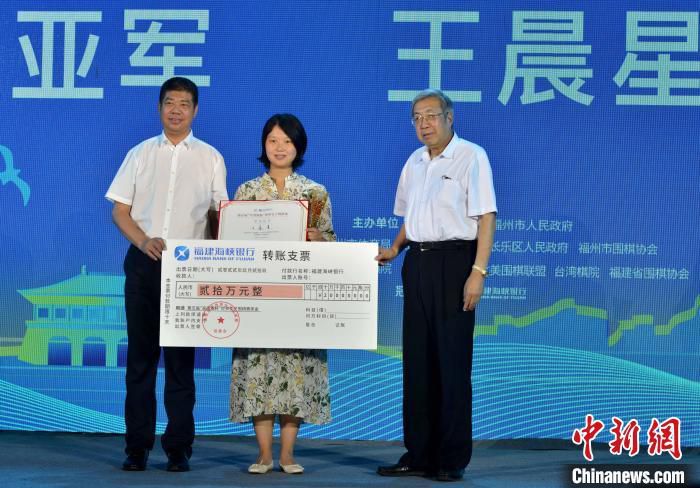 是以，最后一战还隐约包括了暗中骑士朝光亮突起的典礼气味。